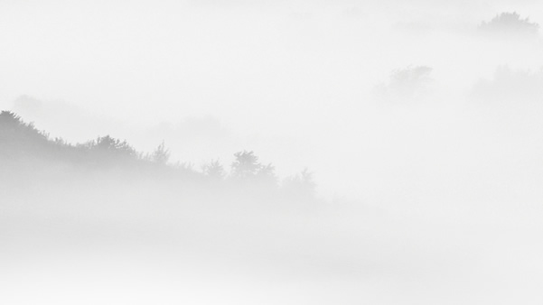 淡雅灰烟雾缭绕水墨山水中国风背景图片