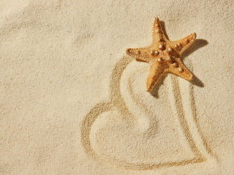沙滩沙子上的爱心海星幻灯片背景图片