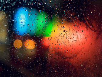 透过车窗玻璃的下雨天霓虹灯ppt背景图片