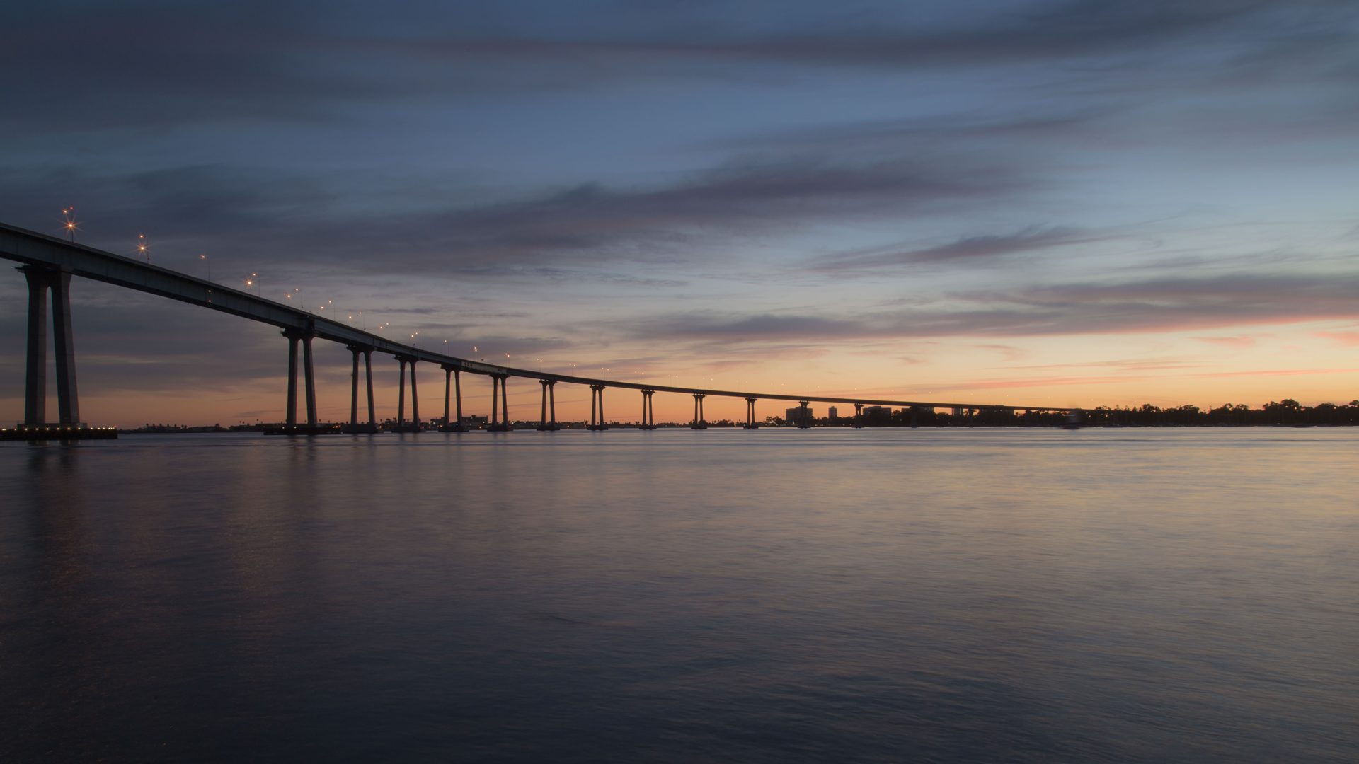 夕阳下的长长的跨海铁路大桥
